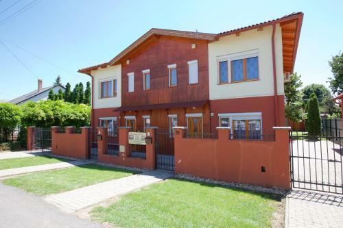 Zoli Apartmanok-br�dy 51-53