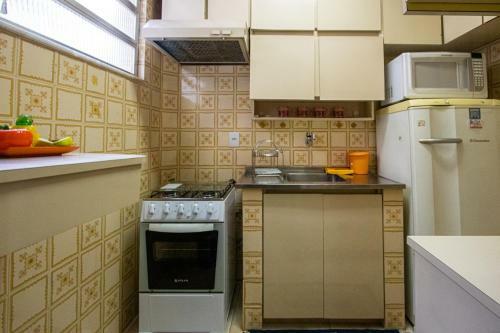 Apartamento Copacabana, Silencioso, Quadra Da Praia