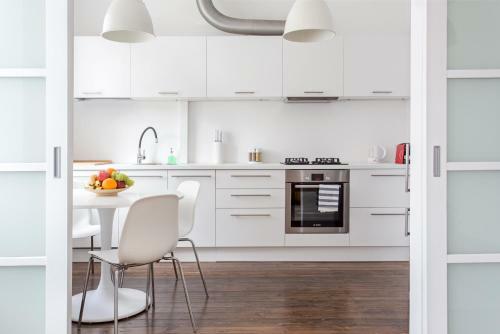 New Quiet Cozy City Center Apartment