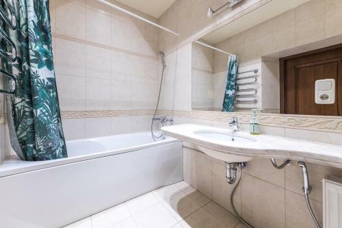 Spaciuos American Style Apartment In Old Town