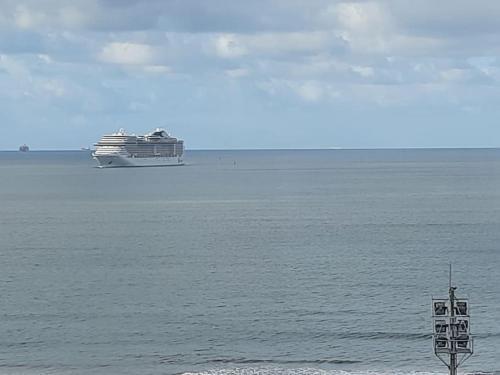 Apartamento Amplo E Charmoso, Frente Ao Mar.