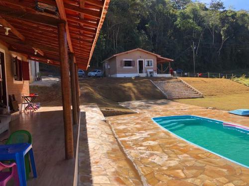 Recanto A 2 Km Do Centro De S�o Thom� Com Piscina No Meio A Natureza