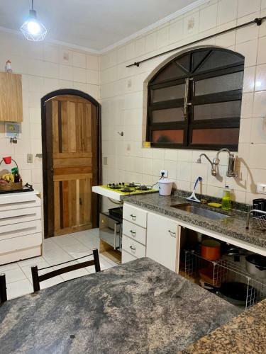 Quartos Em Casa Linda Compartilhada, A 800m Da Praia De Juquehy