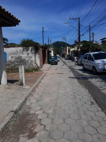 Casa Com Estacionamento Coberto, Localizada Em Vila Sahy