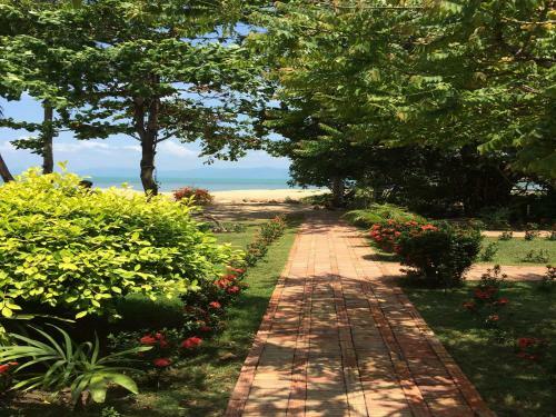The Waterfront Boutique Hotel & Cafe