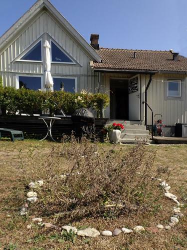 Stuga M Havsutsikt & 50m Till Strand