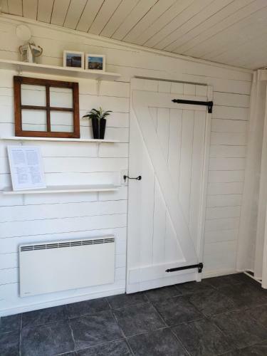 Centralt Och Havsn�ra! Stuga I Lugnt Villomr�de