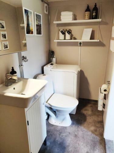 Centralt Och Havsn�ra! Stuga I Lugnt Villomr�de