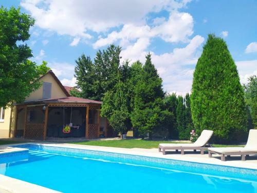 Garden & Pool Apartment