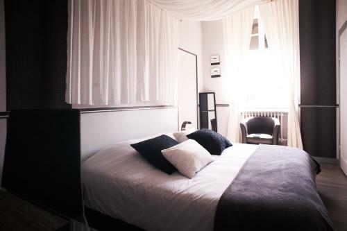 Hotel Logis Auberge De L'ombr�e