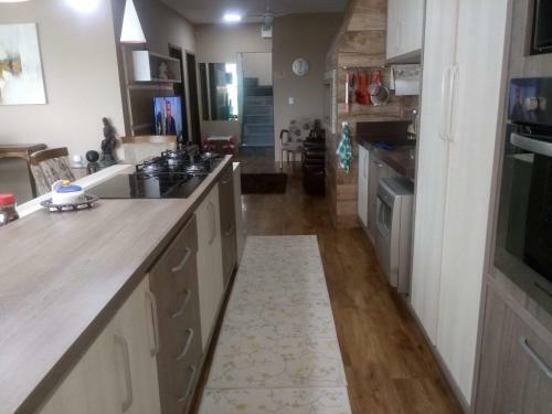 Casa Na Beira Da Lagoa Com Piscina E Rampa Para Embarca��es