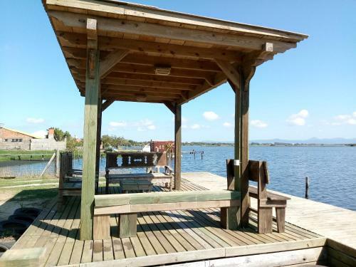 Casa Na Beira Da Lagoa Com Piscina E Rampa Para Embarca��es