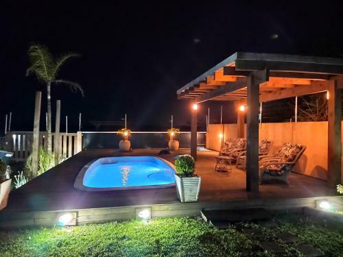 Casa Na Beira Da Lagoa Com Piscina E Rampa Para Embarca��es