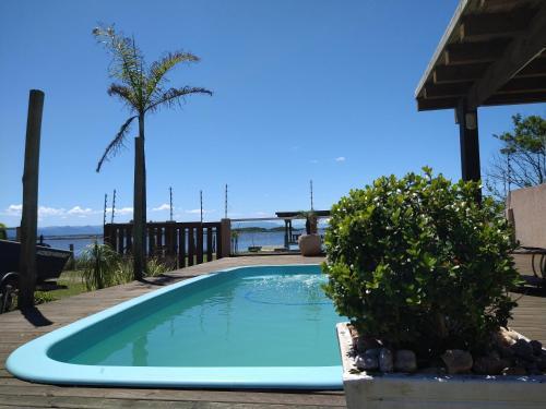 Casa Na Beira Da Lagoa Com Piscina E Rampa Para Embarca��es