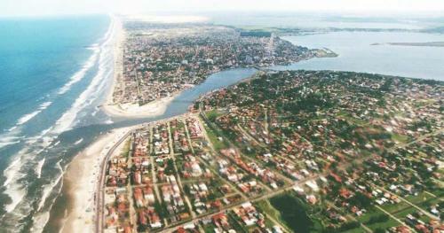 Casa Na Beira Da Lagoa Com Piscina E Rampa Para Embarca��es