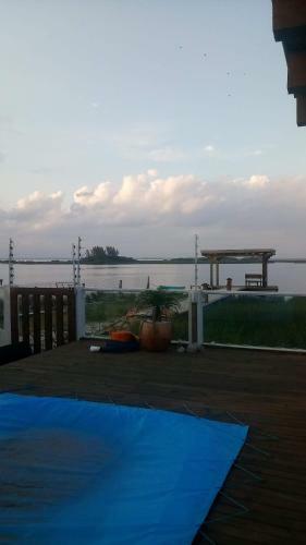 Casa Na Beira Da Lagoa Com Piscina E Rampa Para Embarca��es