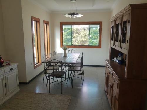 Casa Com Bangal�s Agrad�vel E Tranquilo