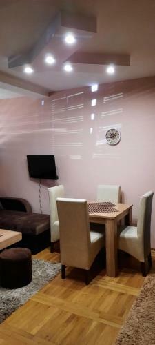 Apartman, Preko Puta Mone