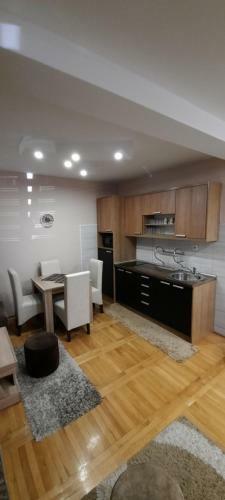Apartman, Preko Puta Mone