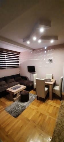 Apartman, Preko Puta Mone