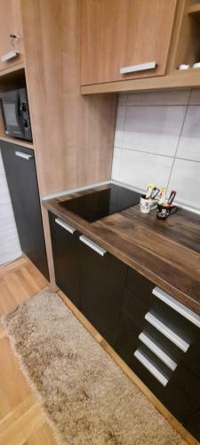 Apartman, Preko Puta Mone
