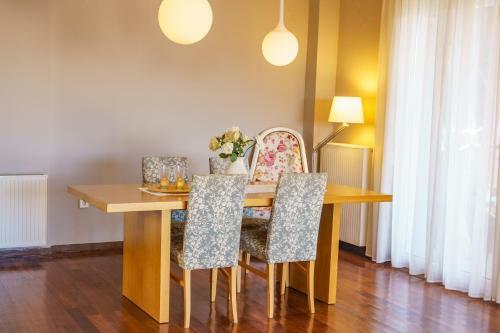 Emerald Maison, Style & Comfort - Pc, Netflix
