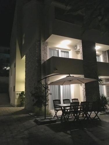 Apartments With A Parking Space Makarska - 16496
