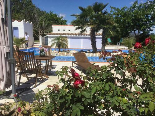 Preciosa Casa Con Enorme Parcela Y Piscina Privada