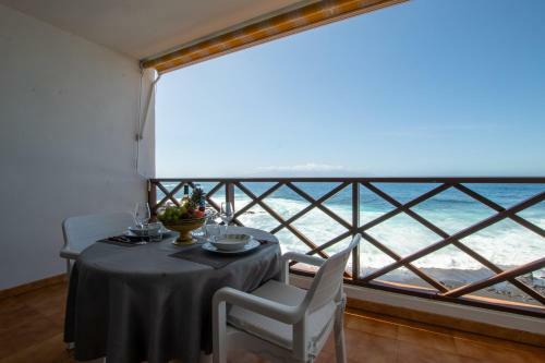Oceanfront Neptuno Apartment
