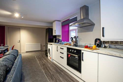 Spacious Renovated 2 Bed Apartment - Sleeps 6