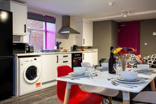 Spacious Renovated 2 Bed Apartment - Sleeps 6