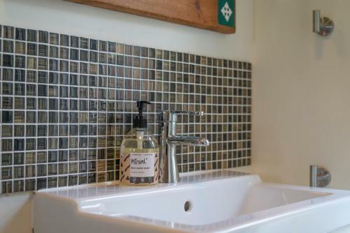 Modern Duplex Apartment With Allocated Parking & Wifi