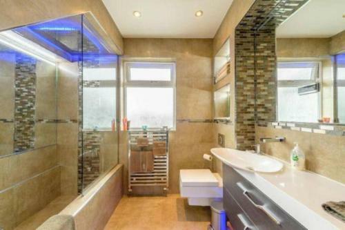 Luxury House In Pinner, 30 Min To Central London!!