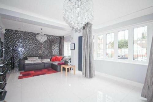 Luxury House In Pinner, 30 Min To Central London!!