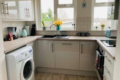 No43: Versatile 4br Coastal Home With Summer House