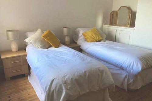 No43: Versatile 4br Coastal Home With Summer House