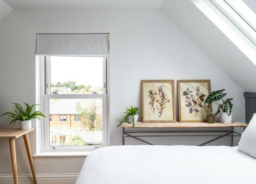 The Poplars Town House In Cowes With Heated Pool