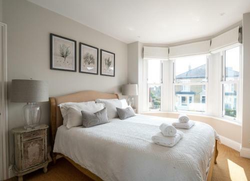 The Poplars Town House In Cowes With Heated Pool