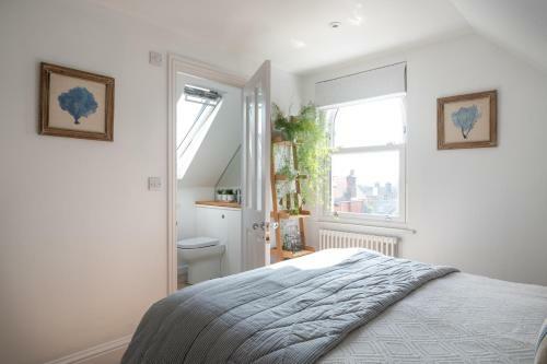 The Poplars Town House In Cowes With Heated Pool