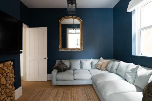 The Poplars Town House In Cowes With Heated Pool