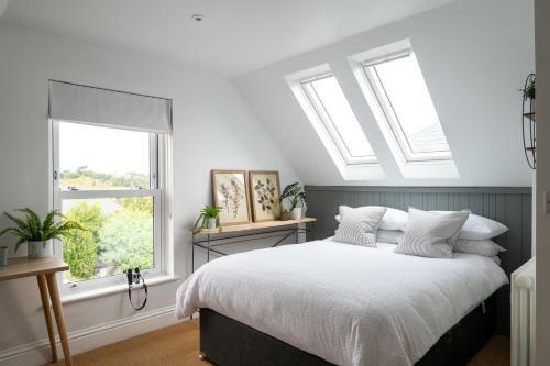 The Poplars Town House In Cowes With Heated Pool