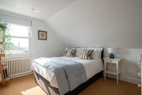 The Poplars Town House In Cowes With Heated Pool