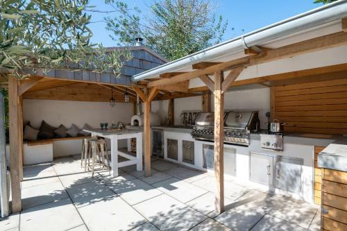 The Poplars Town House In Cowes With Heated Pool