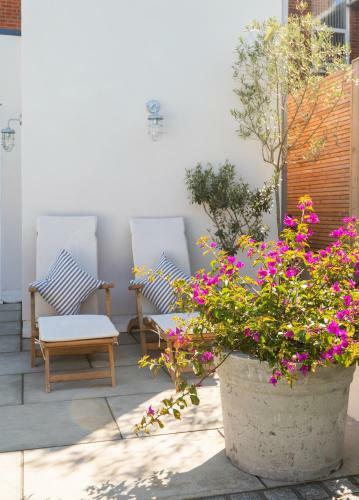 The Poplars Town House In Cowes With Heated Pool