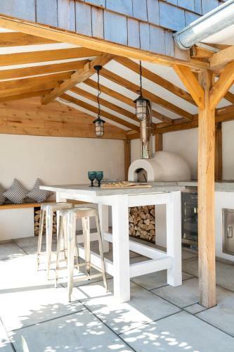 The Poplars Town House In Cowes With Heated Pool