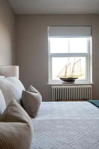 The Poplars Town House In Cowes With Heated Pool