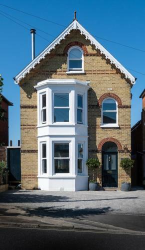 The Poplars Town House In Cowes With Heated Pool