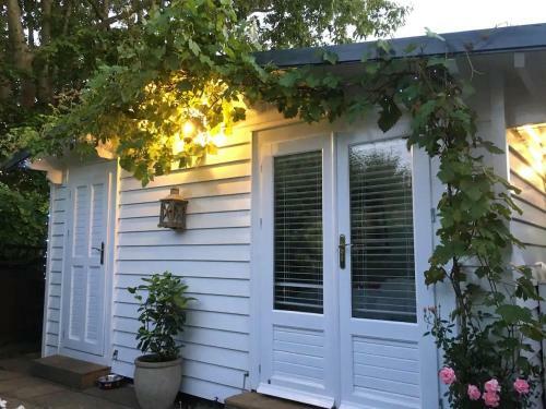 Bed & Breakfast Garden Studio