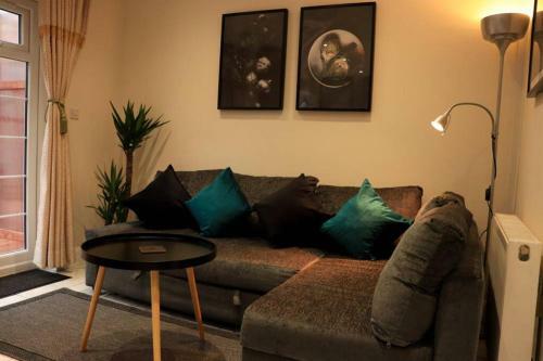 Spacious Home Free Bus To Heathrow Airport T5