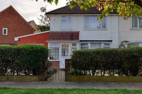 Spacious Home Free Bus To Heathrow Airport T5